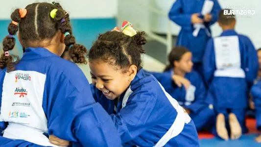 Projeto Ceder Para Vencer II: ONG Ajudôu emociona ao entregar uniformes para alunos de judô em Buritizeiro